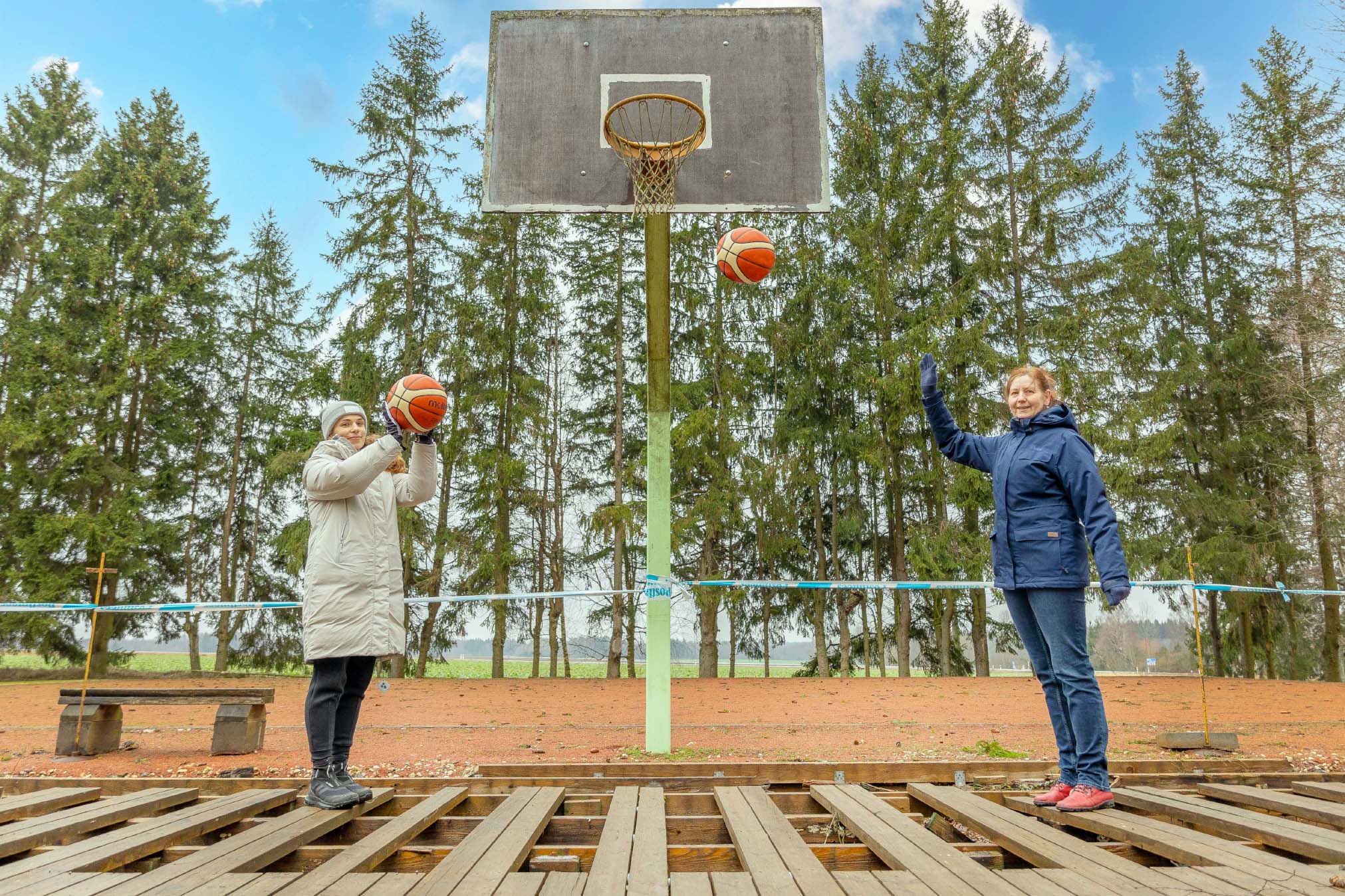 Kääpa kooli direktor Kaire Hääl (paremal) ja liikumisõpetaja Anette Kasemets uut hingamist ootava kooli spordiplatsi juures. FOTO: Aigar Nagel